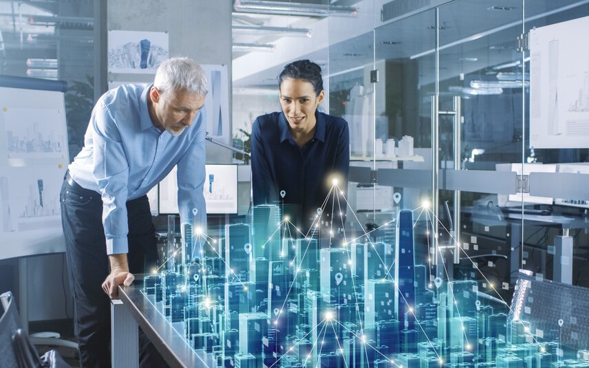 Moderne Stadtplanung mit digitalem 3D-Stadtmodell im Büro