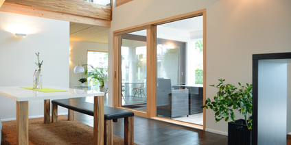 Yemek masalı modern iç mekân ve panoramik camlamalı kaldır-sür kanat