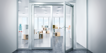 Anaokulu – 2 kanatlı boru çerçeveli kapı, üstten kapatıcılar OTS 73x ile – geçiş kanadı açık