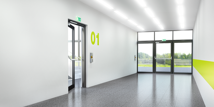 Çıkış kapılı aydınlık koridor