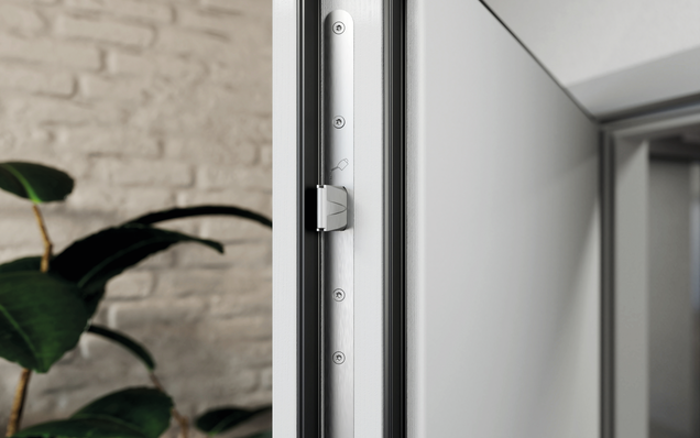 PVC'den yapılmış daire giriş kapısı, GU SECURY MR2 kilitleme sistemi ile, masif sürgü detaylı görünüm