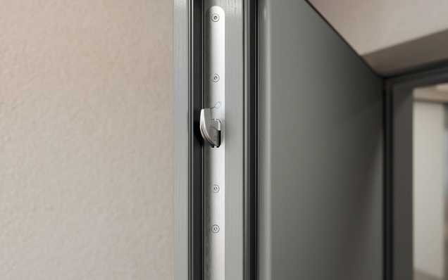 Ahşap GU SECURY SH2 kilitleme sistemine sahip daire giriş kapısı, kilit kancasının detaylı görünümü