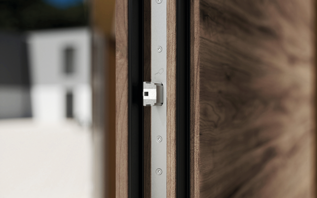 Ahşap mağaza giriş kapısı GU SECURY Automatic Panic E kilitleme sistemi ile, otomatik dil sürgüsü detay görünümü