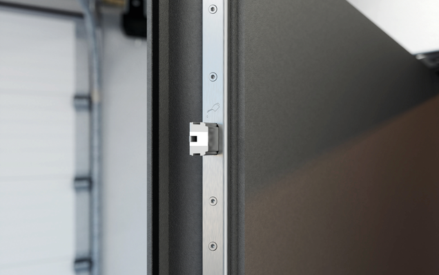 GU SECURY Automatic FH kilitleme sistemine sahip metal garaj kapısı, otomatik sürgü detaylı görünüm