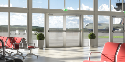 Havalimanı binası – 2 kanatlı boru çerçeveli kapı acil çıkış kapısı olarak – elektrikli kilitli Touch Bar EVT ile – aktif ve pasif kanatlar kapalı