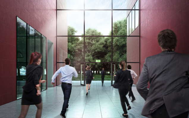 Kişiler, 2 kanatlı kaçış ve kurtarma kapısından – bar kollu panik kapıdan kaçıyor